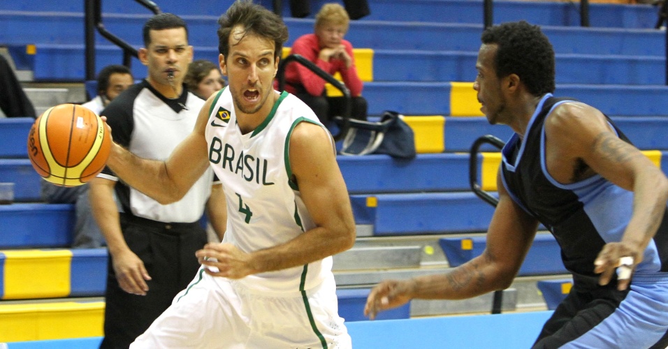Marcelinho Machado tenta atacar na vitória brasileira sobre o Uruguai pela estreia do basquete masculino do Pan (26/10/2011)