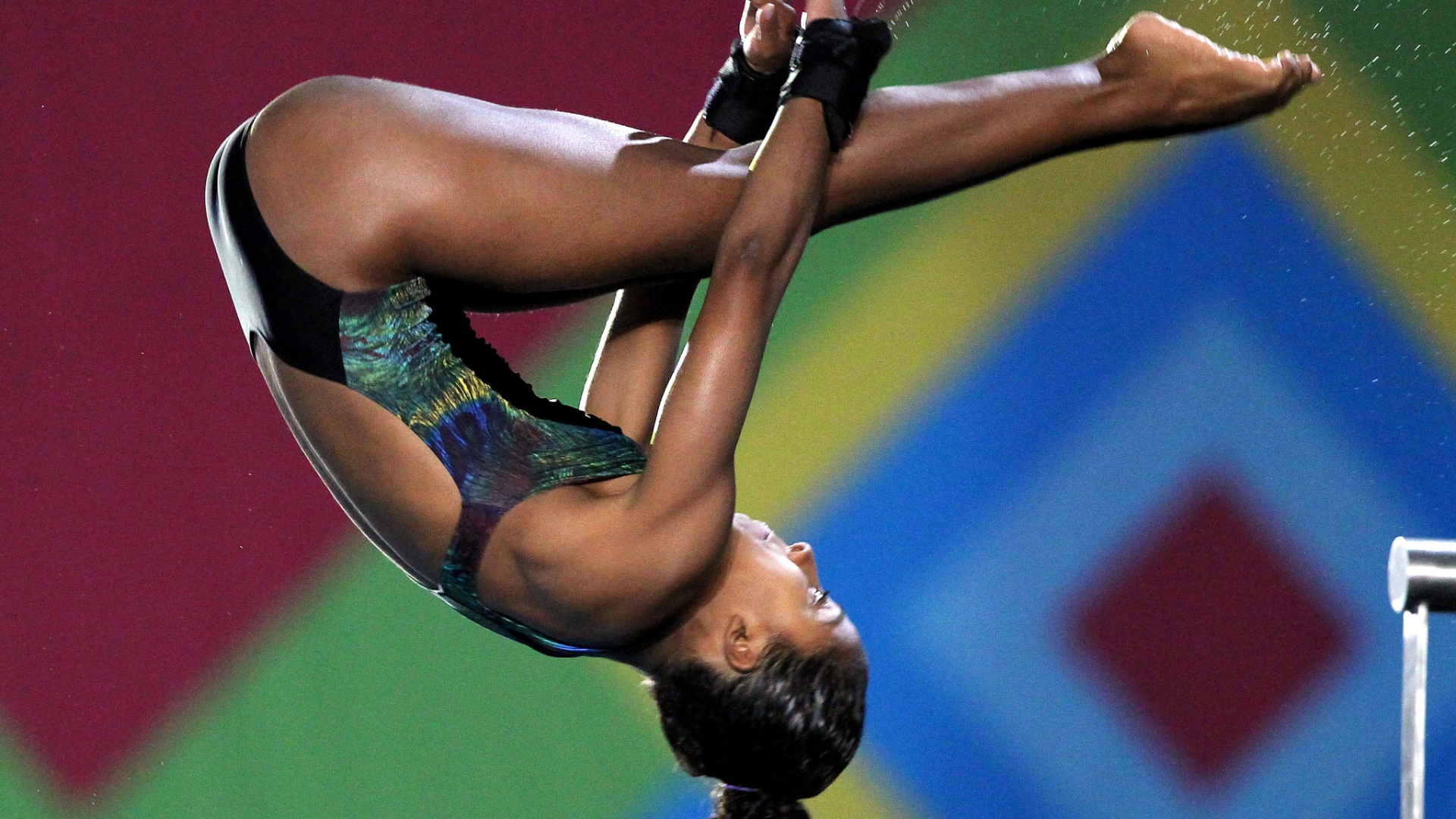 Natali Cruz se classificou para a final dos saltos ornamentais, na plataforma de 10 m (26/10/2011)