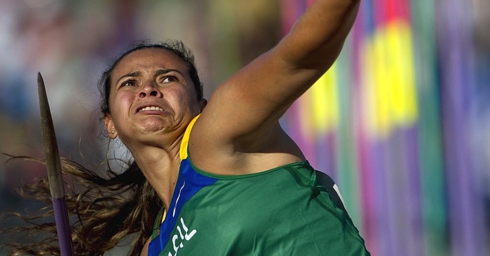 Brasileira Laila Silva em ação na disputa do lançamento de dardo no Pan-2011, em que terminou na última posição