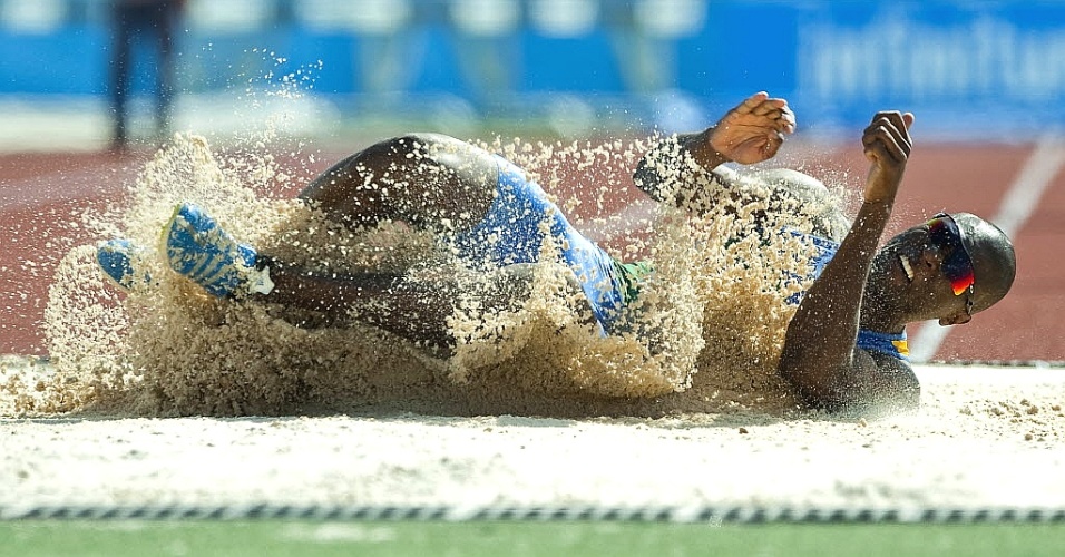 Brasileiro Jefferson Sabino participa do salto triplo e fica com o bronze do Pan (27/10/2011)