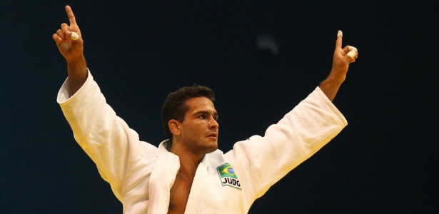 Leandro Guilheiro comemora vitória durante conquista da medalha de ouro no judô no Pan-2011