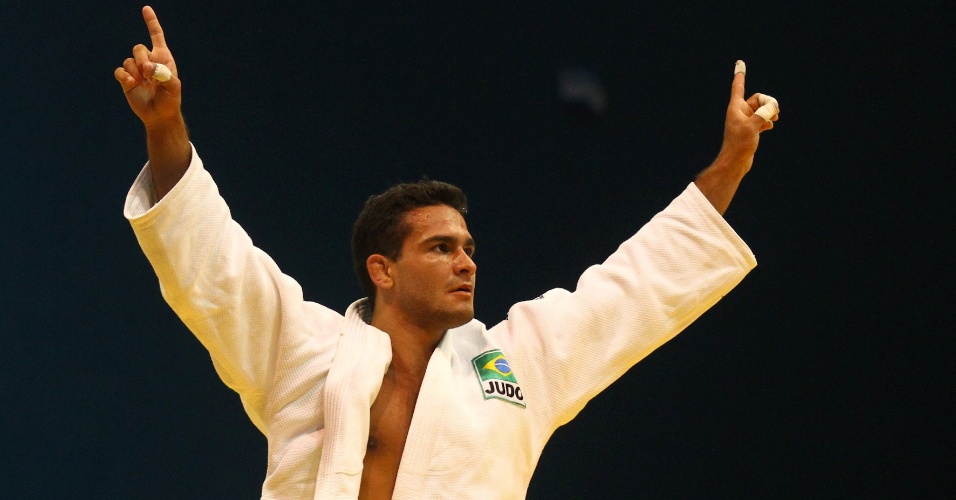 Brasileiro Leandro Guilheiro comemora vitória durante conquista da medalha de ouro no judô