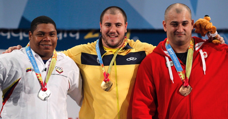 Fernando Saraiva sorri após receber medalha de ouro na categoria até 105 kg do levantamento de peso (27/10/2011)