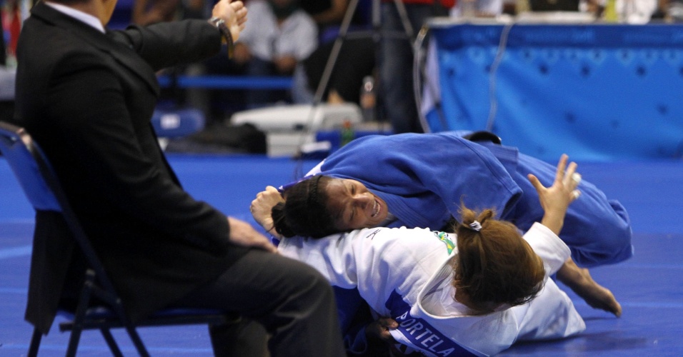 Judoca brasileira Maria Portela leva ippon da colombiana Yuri Alvelar pela categoria até 70 kg do Pan (27/10/2011)