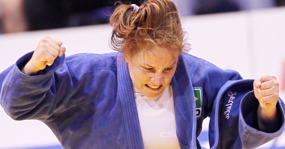 Maria Portela comemora após conquistar a medalha de bronze na categoria até 70 kg do Pan (27/10/2011)