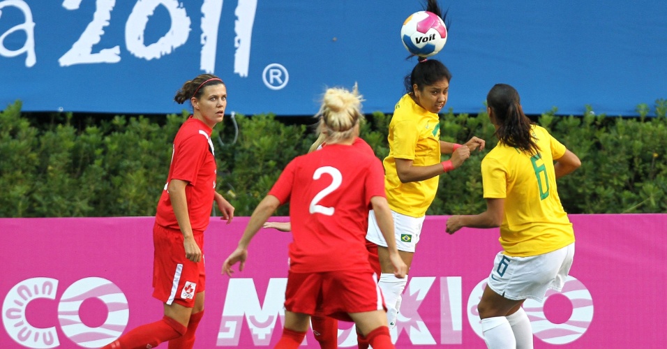Maurine tenta jogada de cabeça na final do futebol feminino, entre Brasil e Canadá (27/10/2011)