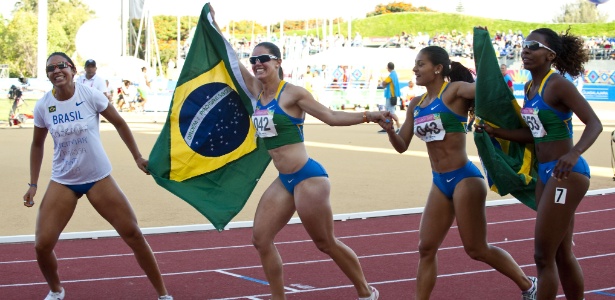 Quarteto do revezamento 4x100 m comemora o ouro no Pan de Guadalajara
