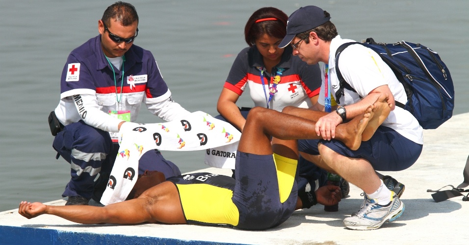 Erlon Silva, que ganhou a medalha de prata ao lado de Ronilson Oliveira, é atendido pelos médicos (28/10/2011)