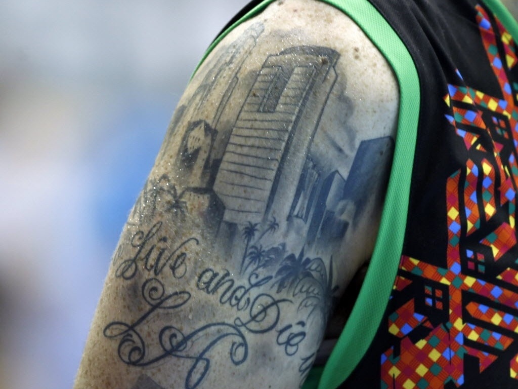 Mexicano Lorenzo Real, do basquete, tem tatuagem com os dizeres 
