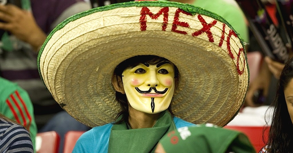 Mexicano vai de sombrero e máscara torcer pelo time da casa na final do futebol masculino do Pan (28/10/2011)