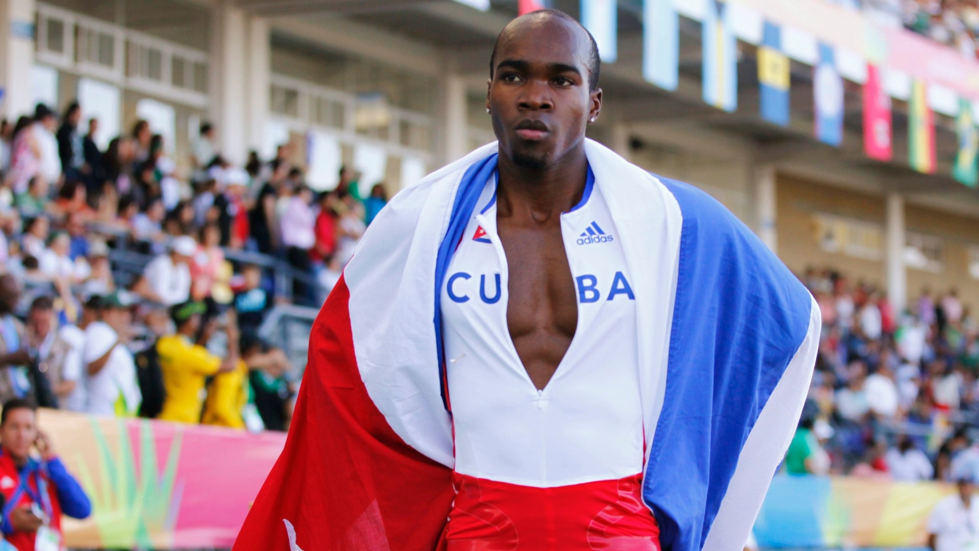 O cubano Omar Cisneros mostrou 'marra' na comemoração após vencer a prova dos 400 m com barreiras em Guadalajara