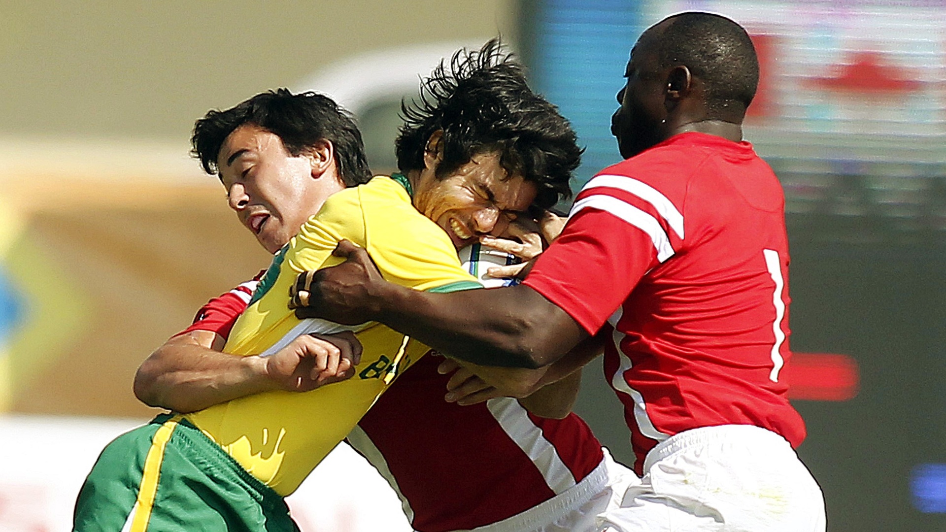 Brasileiro tenta se livrar de marcador durante o primeiro dia de jogos no rúgbi, no Pan do México (29/10/2011)