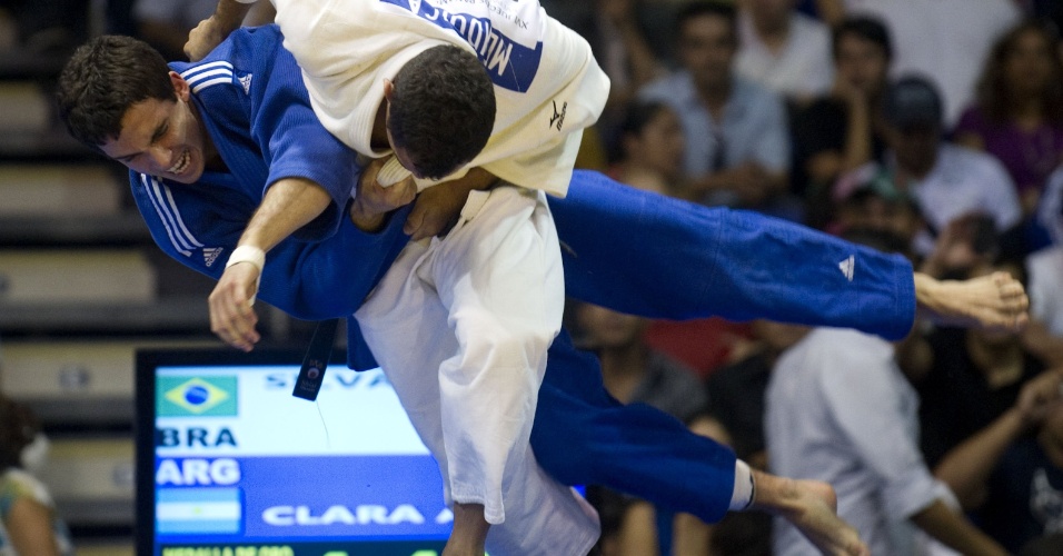 Bruno Mendonça, de branco, derruba o argentino Alejandro Clara na final da categoria até 73 kg 