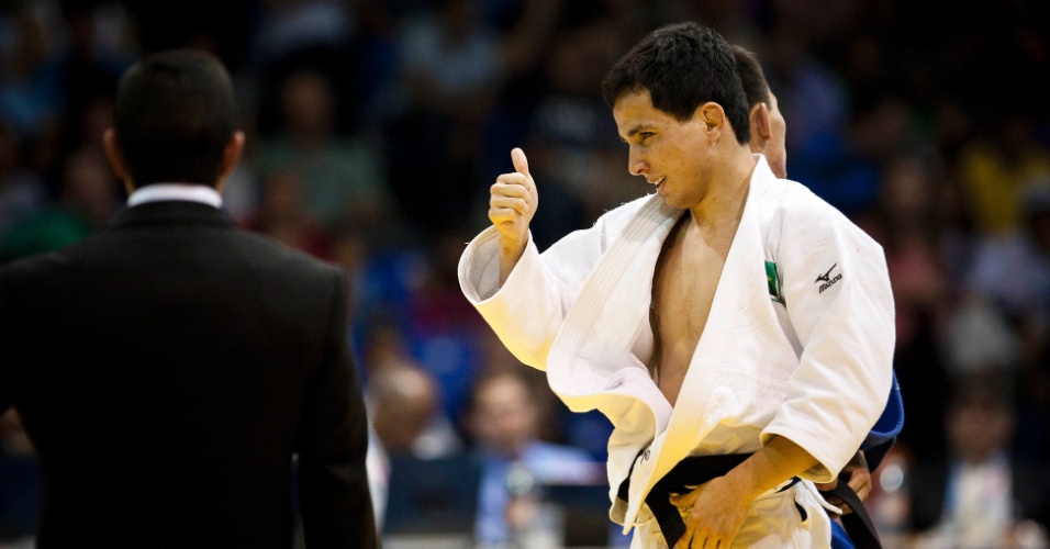 Felipe Kitadai conquistou o ouro na categoria até 60kg no judô, depois de derrotar o mexicano Nabor Castillo na final (29/10/2011)