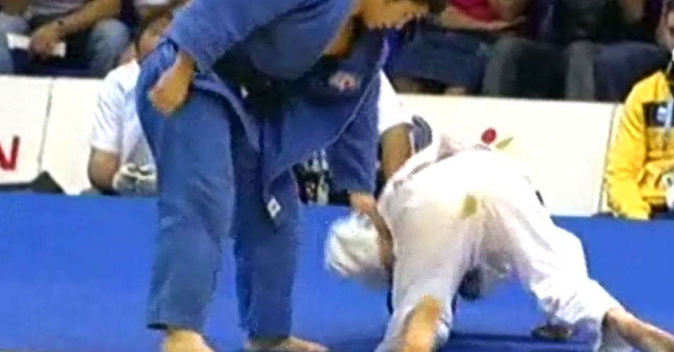 Felipe Kitadai (de branco) sofreu com problemas intestinais durante sua luta de semifinal no judô (29/10/2011)