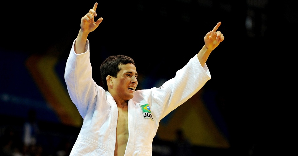 Judoca Felipe Kitadai comemora classificação para a decisão da medalha de ouro na categoria até 60 kg (29/10/2011)