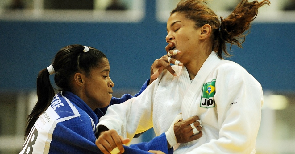 Sarah Menezes (de branco) foi derrotada pela cubana Dayaris Rosa Mestre e disputará a medalha de bronze na categoria até 48 kg (29/10/2011)