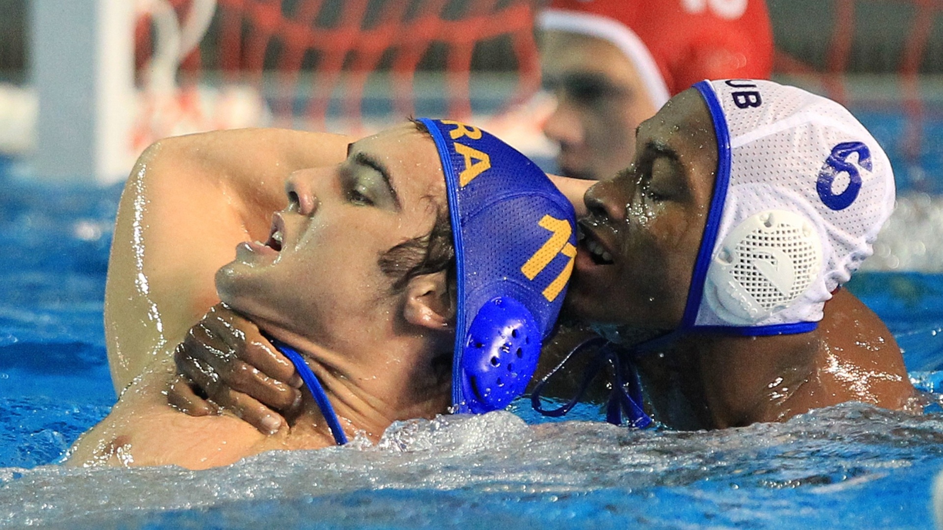 Brasileiro Gustavo Guimarães é seguro pelo pescoço por cubano Giraldo Carales na disputa do bronze no polo aquático (29/10/2011)