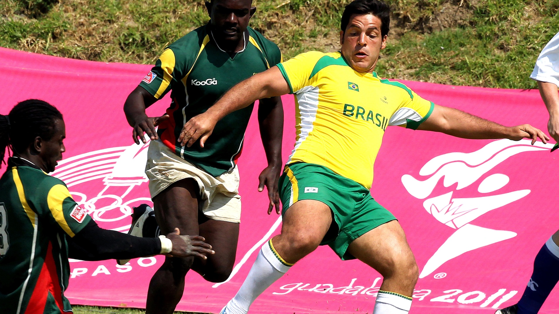Brasileiro tenta chute durante a vitória contra a Guiana, que deu a sétima colocação ao rúgbi no Pan