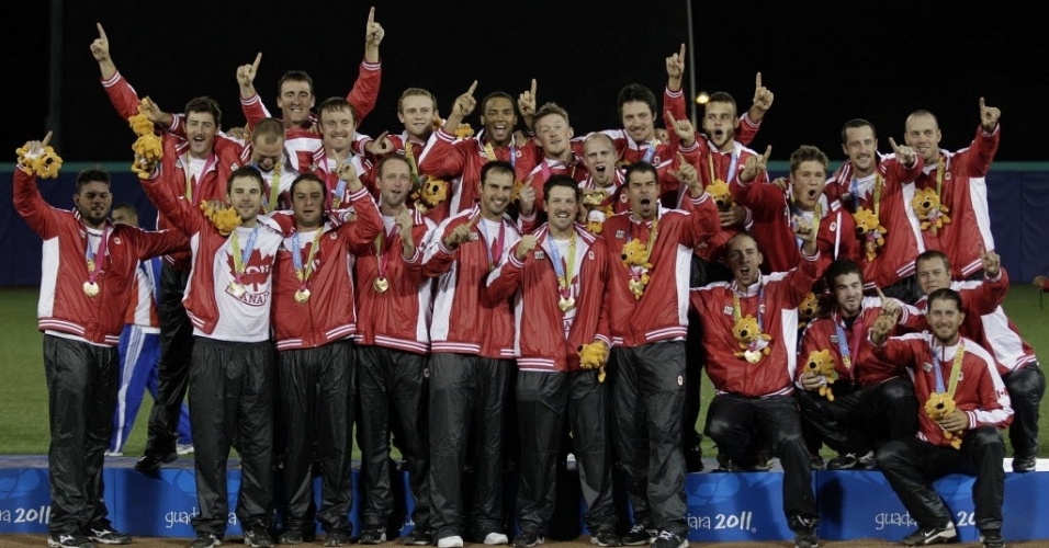 Canadenses comemoram a medalha de ouro no beisebol do Pan, ao vencer os Estados Unidos na decisão