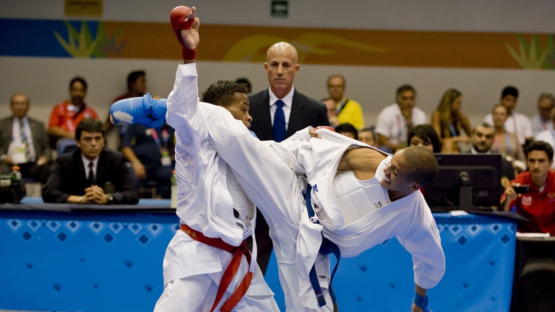 Equatoriano Daniel Vivero e cubano Dennis Novo lutam pela final da categoria até 67 kg do caratê no Pan (29/10/2011)