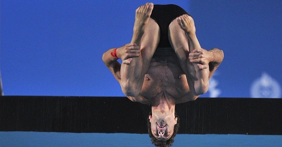 Hugo Parisi realiza movimento no último dia de disputas dos saltos ornamentais; ele foi sexto na plataforma de 10 m (29/10/2011)