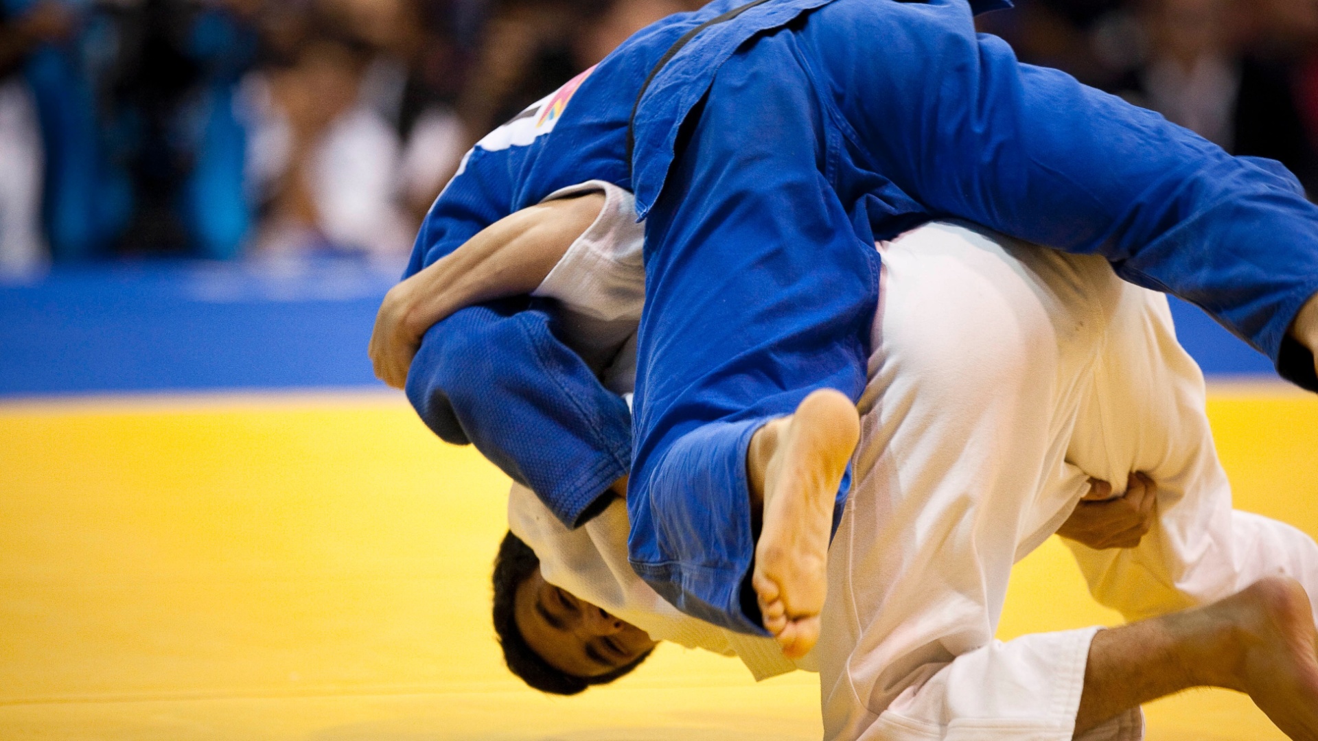 Judoca brasileiro Felipe Kitadai vence o mexicano Nabor Castillo para ficar com o ouro em Guadalajara na categoria até 60 kg (29/10/2011)