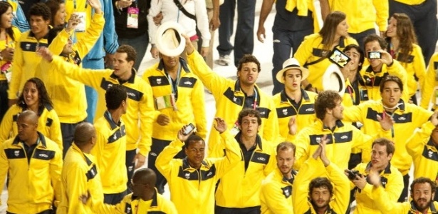 Delegação brasileira entra no estádio para o encerramento do Pan-2011