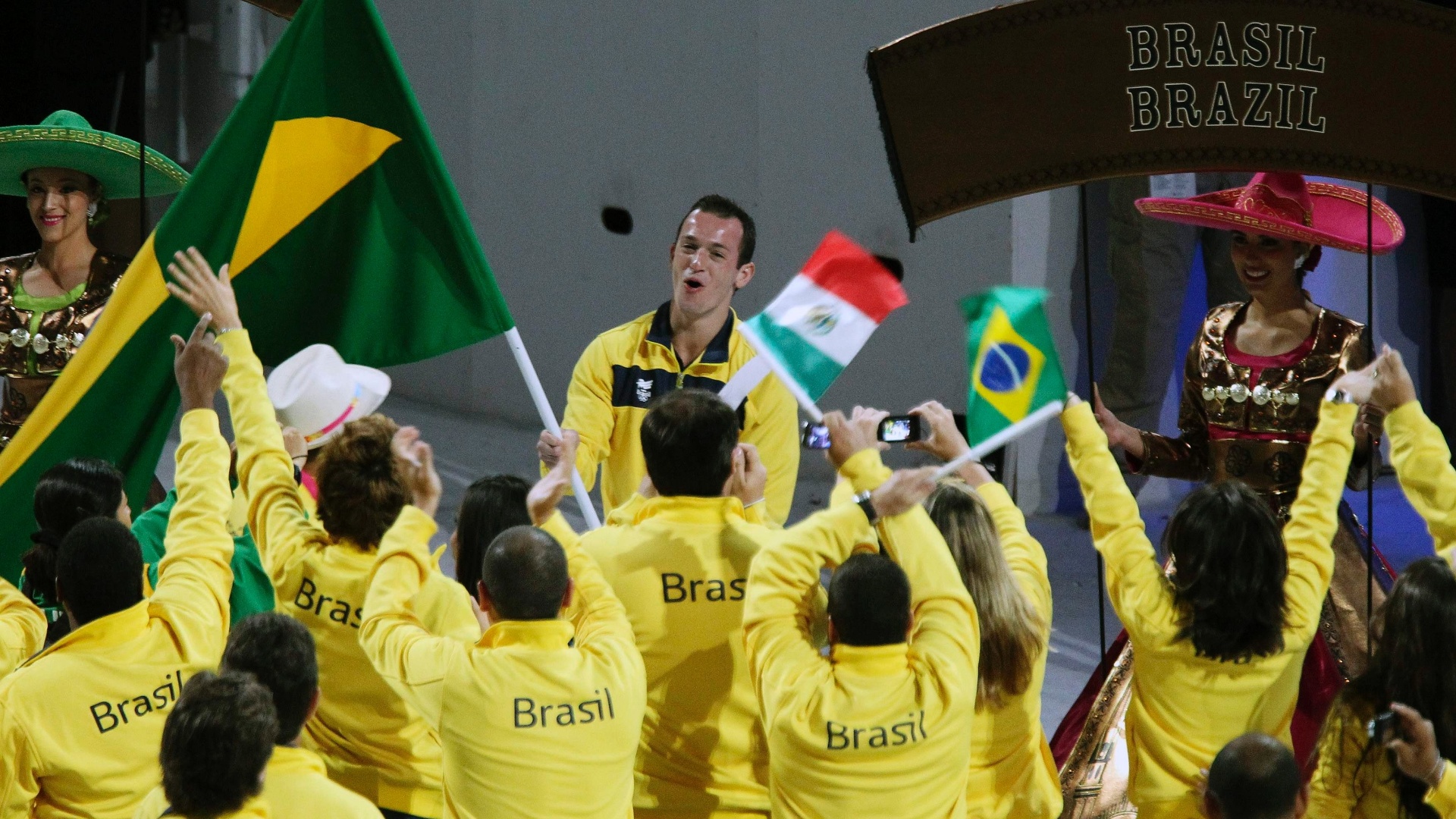 Diego Hypolito comanda festa brasileira na cerimônia de encerramento do Pan-2011 (31/10/2011)