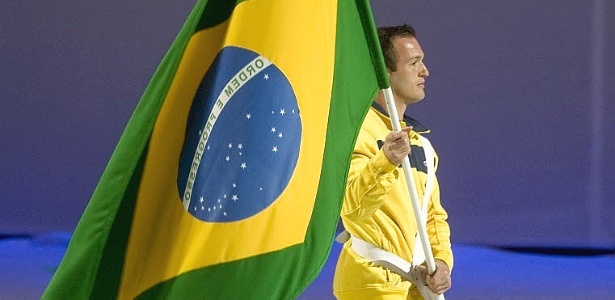 Diego Hypólito foi o porta-bandeira do Brasil na cerimônia de encerramento do Pan, após seus três ouros