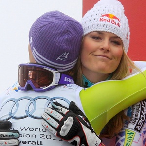 Lindsey Vonn (direita) abraça rival Maria Reisch após perder título da Copa do MUndo de esqui slalom. Resultado encerrou série de três títulos consecutivos da norte-americana - Reuters/WOLFGANG RATTAY
