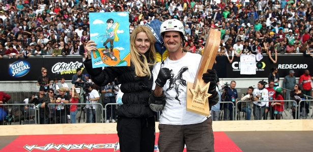 Skatista Bob Burnquist comemora o título da Megarampa 2011 em São Paulo - Luiz Doro/adorofoto/Divulgação
