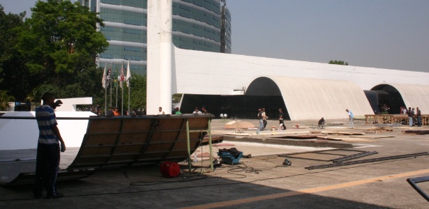 Pista de skate está sendo montada em área projetada por Niemeyer, no Memorial 