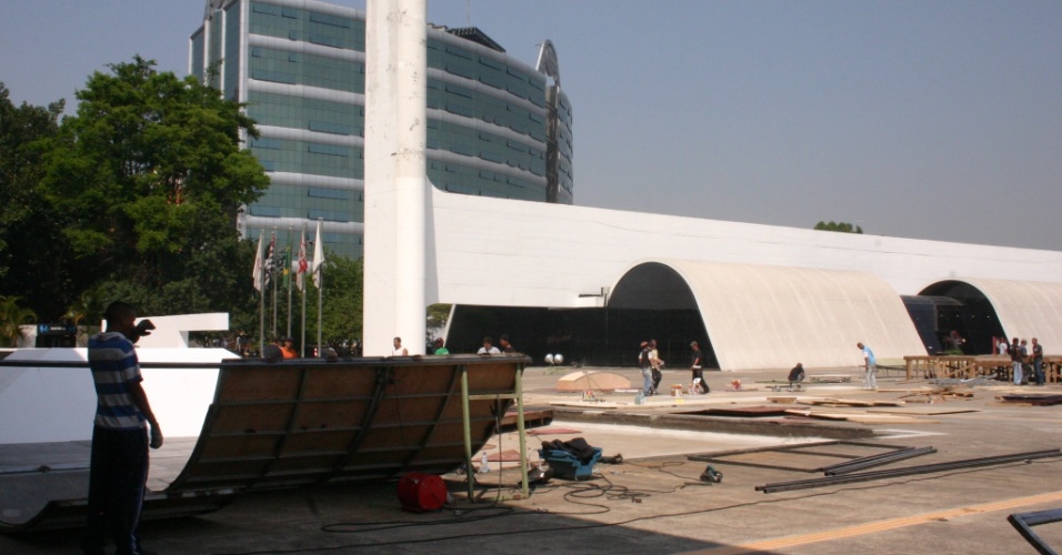 Pista de skate está sendo montada em área projetada por Niemeyer, no Memorial da América Latina, em São Paulo 