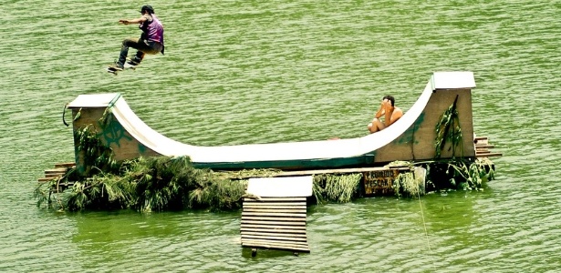 Arame salta em sua rampa flutuante sobre uma represa na Grande São Paulo