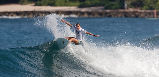 A brasileira Jacqueline Silva garantiu vaga na elite do surfe com pódio no Havaí - ASP/ Kelly Cestari/Divulgação