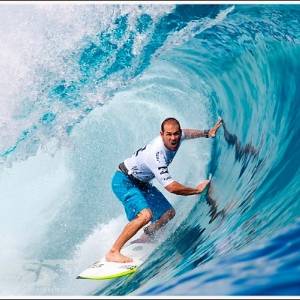 O norte-americano CJ Hobgood dá show de surfe no primeiro dia da etapa de 2011 em Teahupoo - ASP / SCHOLTZ