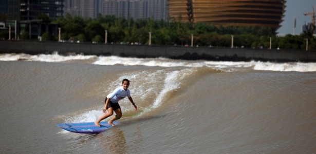 A longboarder carioca Chloé Calmon surfa com estilo a onda da pororoca chinesa - Divulgação