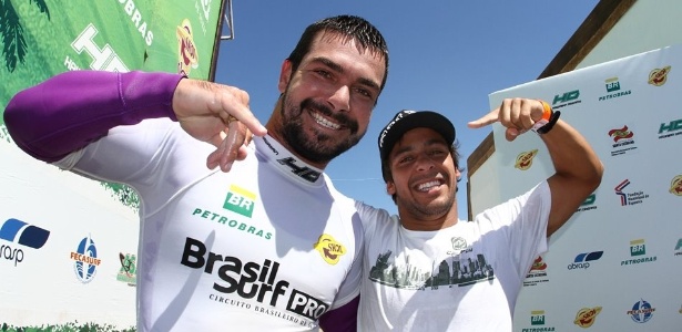 Dupla catarinense Willian Cardoso (e) e Tomas Hermes resolveu problema de santista - Fabio Minduim/Brasil Surf Pro
