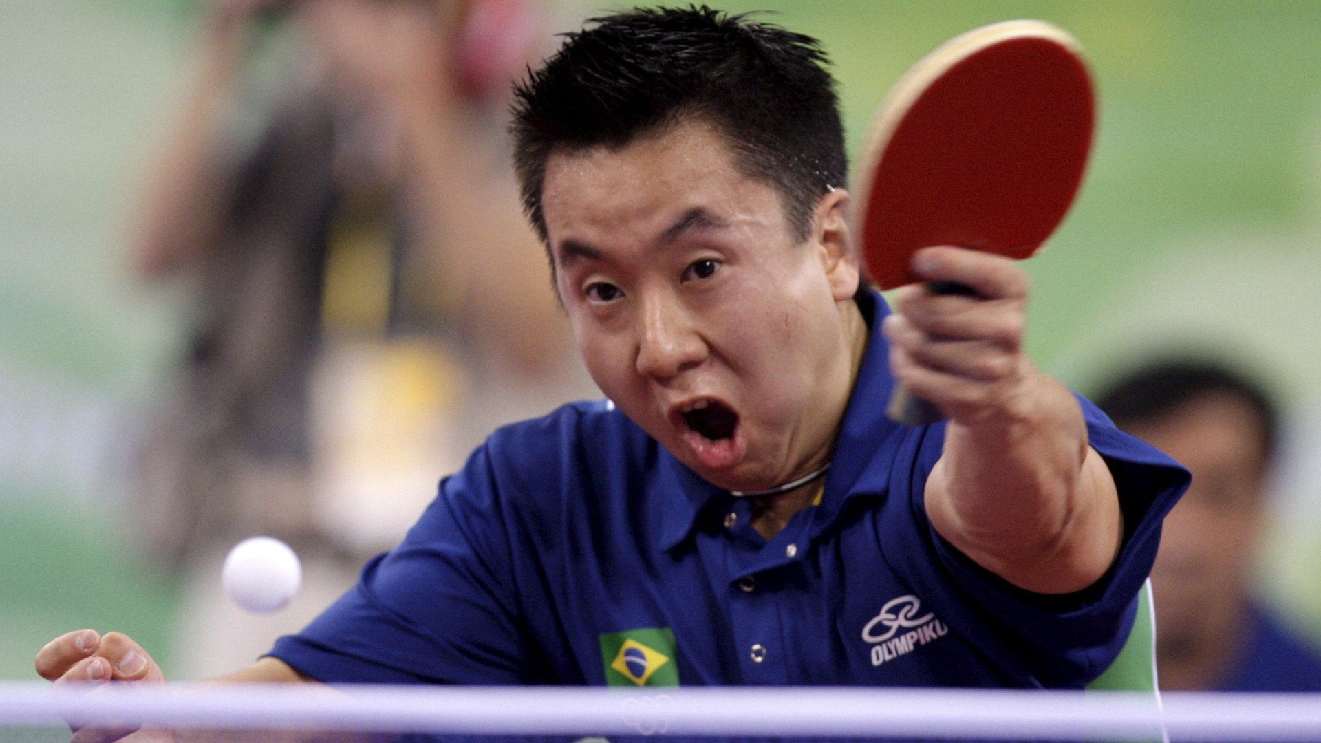 O mesa-tenista Gustavo Tsuboi rebate a bolinha em jogo na Olimpíada de Pequim