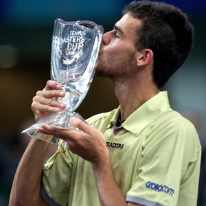 Gustavo Kuerten beija o troféu da Masters Cup após conquistar o título em Lisboa, há dez anos - Luis D"Orey/Reuters