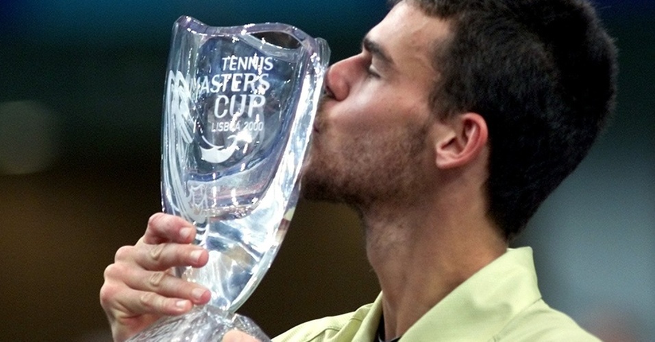 Gustavo Kuerten beija o troféu da Masters Cup após conquistar o título em Lisboa