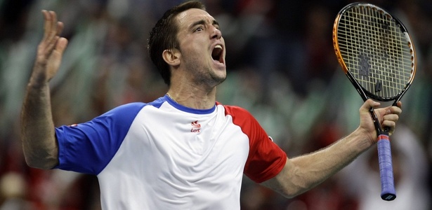 Troicki comemora vitória decisiva contra Llodra na final da Copa Davis - REUTERS/Marko Djurica