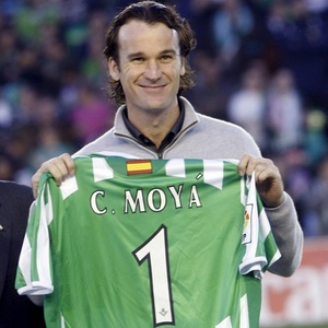 Carlos Moyá recebeu uma camisa do Betis em homenagem pela aposentadoria do tênis - Juan Ferreras/EFE