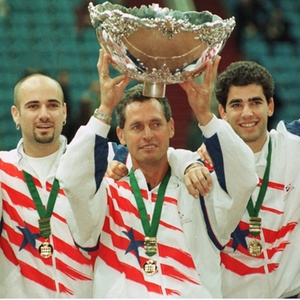Troféu recebido por Pete Sampras pelo título na Copa Davis em 1995 foi um dos roubados - Clive Brunskill/Getty Images 