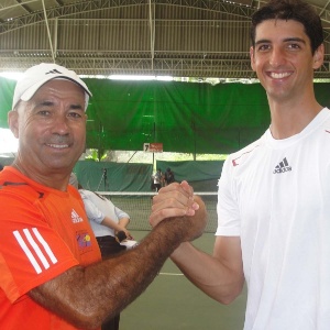 Larri Passos e Thomaz Bellucci posam juntos após treinamento em academia de tênis em São Paulo - Divulgação