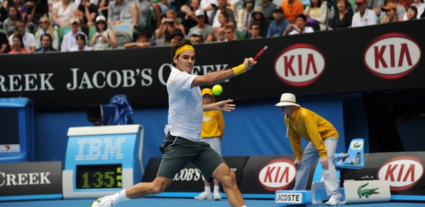 Roger Federer joga na quadra central durante a sua estreia no Aberto da Austrália - Greg Wood/AFP