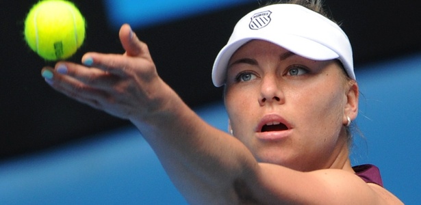 Vera Zvonareva se prepara para sacar na fácil vitória sobre Sybille Bammer - AFP/William WES