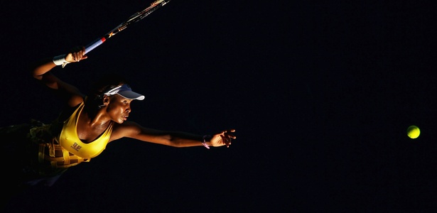 Venus Williams saca durante vitória na segunda rodada do Aberto da Austrália - Julian Finney/Getty Images