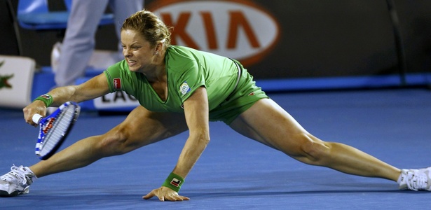 Kim Clijsters se estica para tentar defender bola em jogo do Aberto da Austrália - Tim Wimborne/Reuters